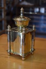 Starožitný mlýnek na koření