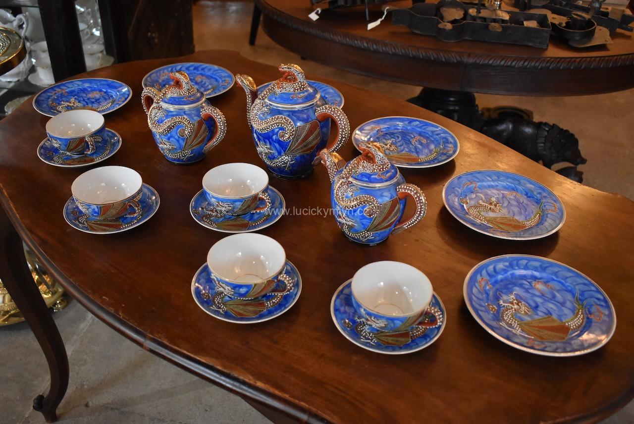 Starožitný porcelánový servis, bohatě ztvárněný v japonském stylu Starožitný porcelánový servis, bohatě ztvárněný v japonském stylu