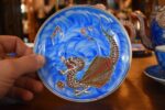 Starožitný porcelánový servis, bohatě ztvárněný v japonském stylu
