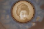 Starožitný porcelánový servis, bohatě ztvárněný v japonském stylu