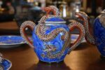 Starožitný porcelánový servis, bohatě ztvárněný v japonském stylu