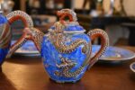 Starožitný porcelánový servis, bohatě ztvárněný v japonském stylu