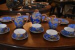 Starožitný porcelánový servis, bohatě ztvárněný v japonském stylu