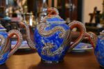 Starožitný porcelánový servis, bohatě ztvárněný v japonském stylu