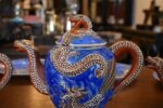 Starožitný porcelánový servis, bohatě ztvárněný v japonském stylu
