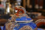 Starožitný porcelánový servis, bohatě ztvárněný v japonském stylu
