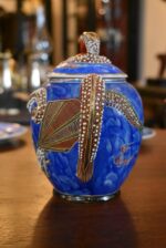 Starožitný porcelánový servis, bohatě ztvárněný v japonském stylu