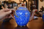 Starožitný porcelánový servis, bohatě ztvárněný v japonském stylu