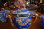 Starožitný porcelánový servis, bohatě ztvárněný v japonském stylu