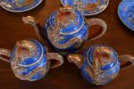 Starožitný porcelánový servis, bohatě ztvárněný v japonském stylu
