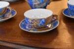Starožitný porcelánový servis, bohatě ztvárněný v japonském stylu