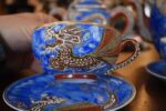 Starožitný porcelánový servis, bohatě ztvárněný v japonském stylu
