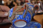 Starožitný porcelánový servis, bohatě ztvárněný v japonském stylu