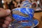 Starožitný porcelánový servis, bohatě ztvárněný v japonském stylu