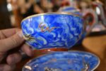 Starožitný porcelánový servis, bohatě ztvárněný v japonském stylu