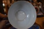 Starožitný porcelánový servis, bohatě ztvárněný v japonském stylu