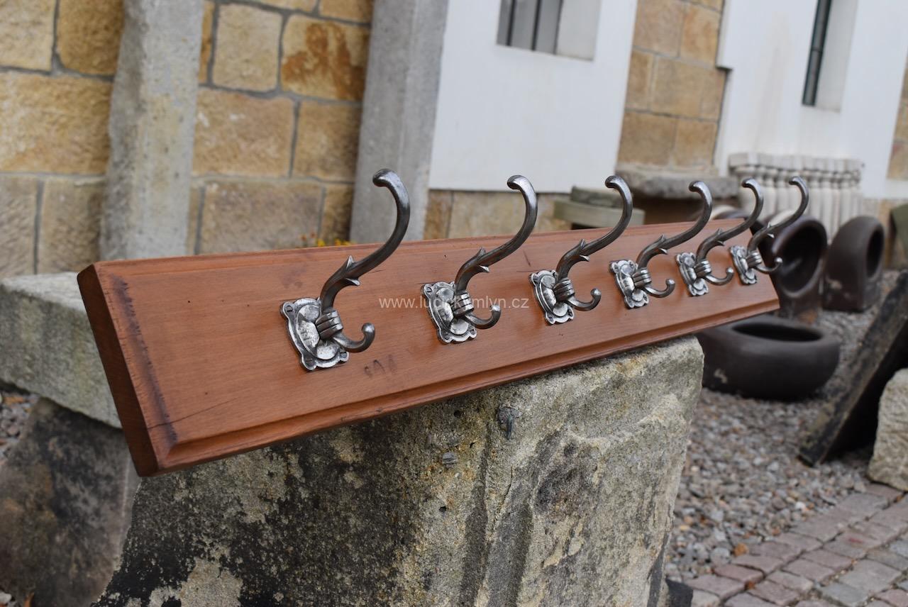 Poctivý starožitný nástěnný věšák Poctivý starožitný nástěnný věšák