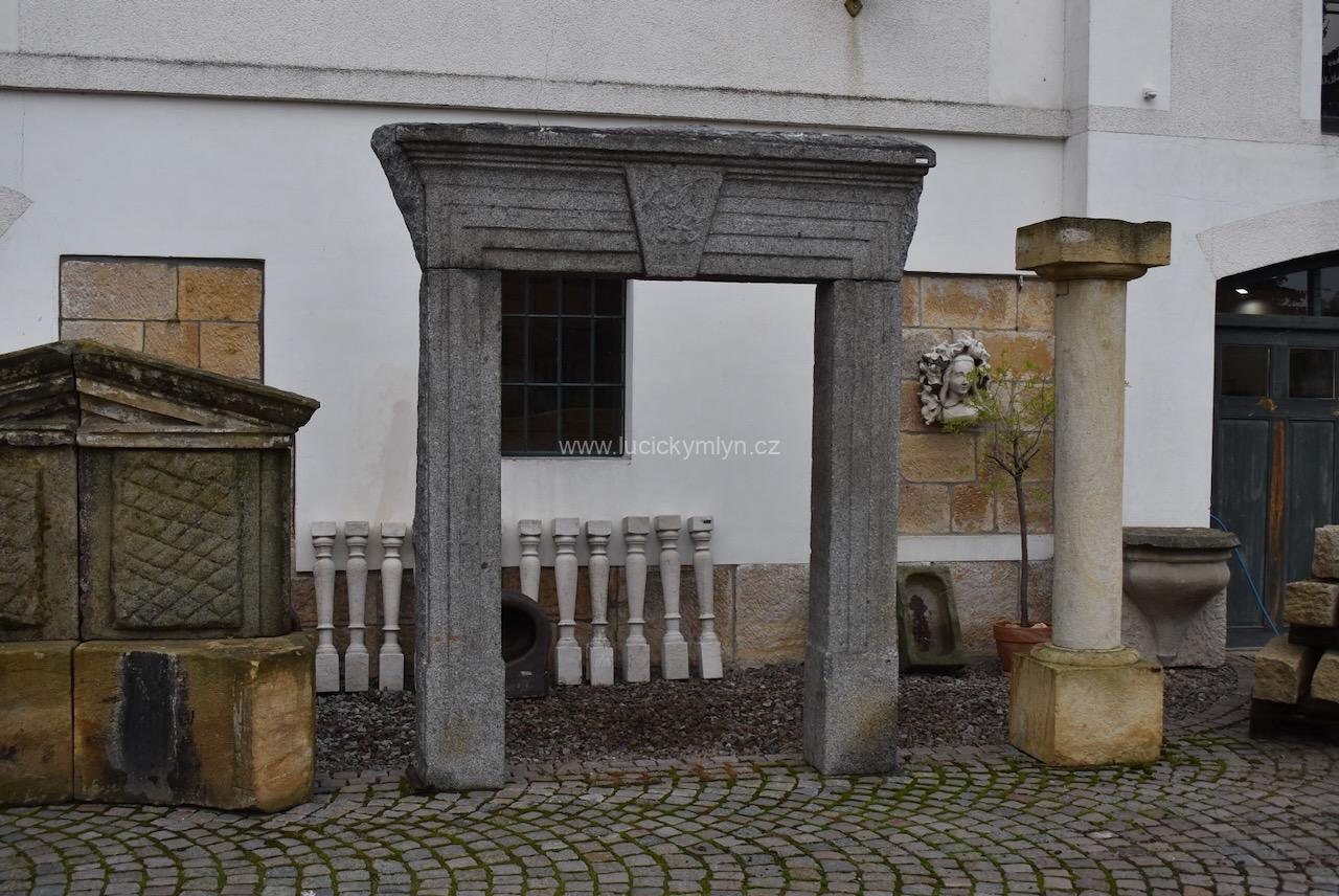 Veliký mohutný a okázale majestátní, neorenesanční kamenný portál s datací 1843 a monogramem na tzv. klenáku Veliký mohutný a okázale majestátní, neorenesanční kamenný portál s datací 1843 a monogramem na tzv. klenáku