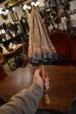 Hezky zachovalý starožitný slunečník