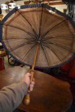 Hezky zachovalý starožitný slunečník