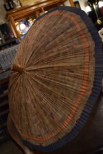 Hezky zachovalý starožitný slunečník