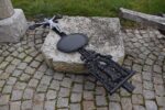 Veliký starožitný kříž z bohatě ztvárněné umělecké litiny