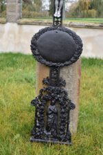 Veliký starožitný kříž z bohatě ztvárněné umělecké litiny