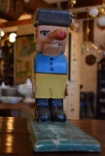 Vtipně navržený mechanický starožitný louskáček