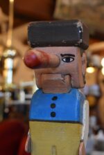 Vtipně navržený mechanický starožitný louskáček