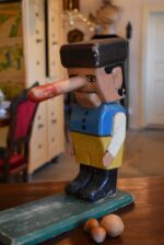 Vtipně navržený mechanický starožitný louskáček