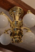 Středně velký luxusní stropní lustr v rondokubistickém stylu