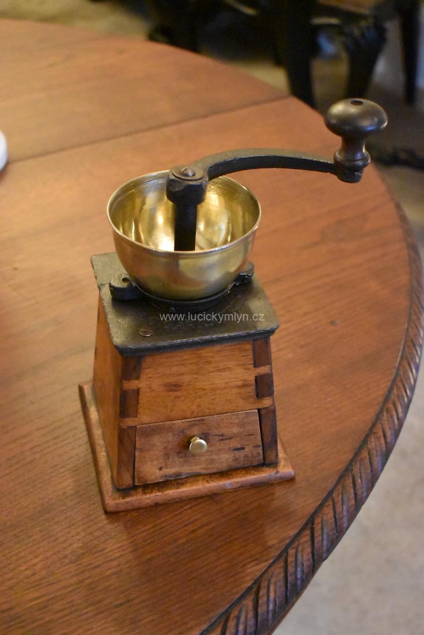 Nevšední starožitný kávomlýnek Nevšední starožitný kávomlýnek
