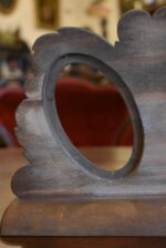 Hezký starožitný secesně vyřezávaný a malovaný stojánek