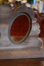 Hezký starožitný secesně vyřezávaný a malovaný stojánek