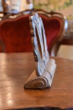 Hezký starožitný secesně vyřezávaný a malovaný stojánek