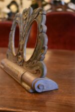 Hezký starožitný secesně vyřezávaný a malovaný stojánek