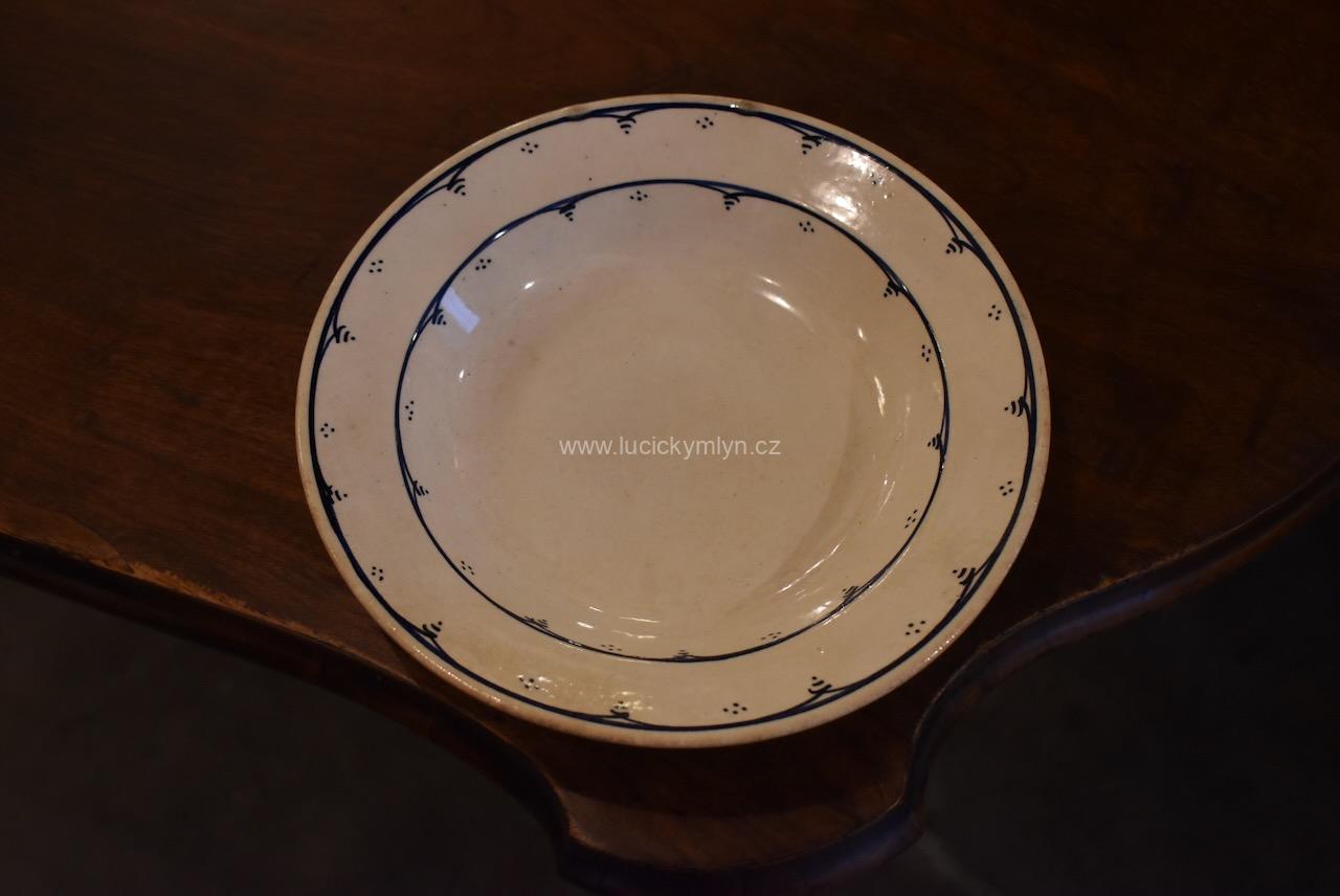 Starožitný závěsný talíř z krémově bílé kameniny AUGUST NOWOTNY Starožitný závěsný talíř z krémově bílé kameniny AUGUST NOWOTNY