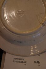 Starožitný závěsný talíř z krémově bílé kameniny AUGUST NOWOTNY