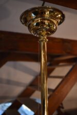 Větší starožitné mosazné secesní světlo z období vrcholné secese v elegantní, geomericko-rostlinné stylizaci