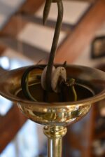 Větší starožitné mosazné secesní světlo z období vrcholné secese v elegantní, geomericko-rostlinné stylizaci