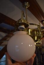 Větší starožitné mosazné secesní světlo z období vrcholné secese v elegantní, geomericko-rostlinné stylizaci