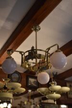 Větší starožitné mosazné secesní světlo z období vrcholné secese v elegantní, geomericko-rostlinné stylizaci