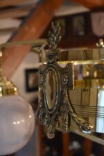 Větší starožitné mosazné secesní světlo z období vrcholné secese v elegantní, geomericko-rostlinné stylizaci