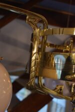 Větší starožitné mosazné secesní světlo z období vrcholné secese v elegantní, geomericko-rostlinné stylizaci