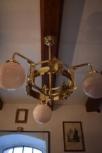 Větší starožitné mosazné secesní světlo z období vrcholné secese v elegantní, geomericko-rostlinné stylizaci