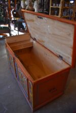 Nevšední starožitná svatební lidová truhla