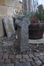 Historický venkovský křížek z masivní žuly