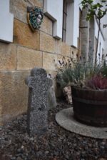 Historický venkovský křížek z masivní žuly