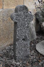 Historický venkovský křížek z masivní žuly