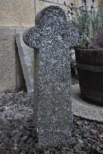 Historický venkovský křížek z masivní žuly